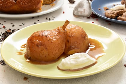 Peras en almíbar con té chai y crema