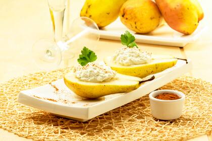 Peras rellenas con salpicón de frutas y verduras.