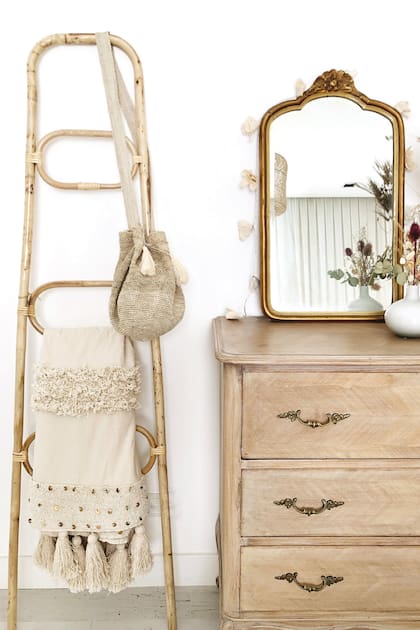 Perchero escalera de caña, mueble antiguo lavado y blanqueado, y espejo antiguo recuperado (Belgika)