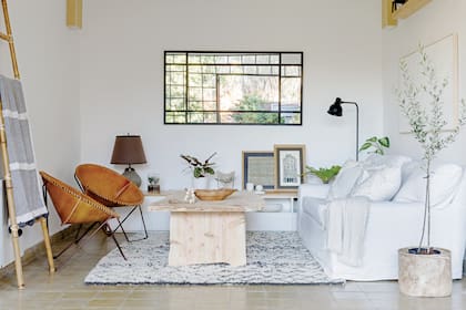 Perchero escalera (Lado C). Mesa de centro (Ce Cé Piumé). Cuenco de cerámica, obra de la mamá de Clara. Borla con cuentas de madera (Paysana). Sillones de un cuerpo (Diamante Tapicería).