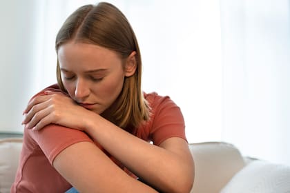 Perder a un ser querido puede acelerar el envejecimiento en la edad biológica (Foto: Freepik)