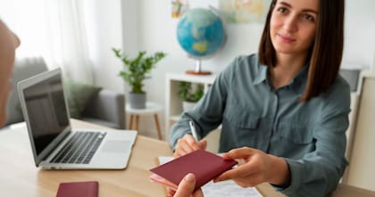 Perder tu Green Card fuera del país puede complicar tu regreso; conoce los formularios que puedes presentar para evitar contratiempos legales.