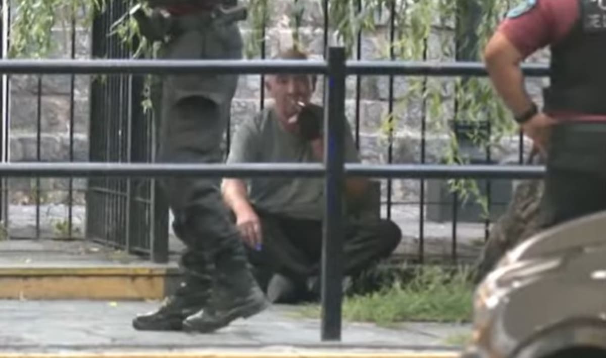 Um motorista de táxi bêbado bateu sozinho e derrubou um poste de luz em San Telmo