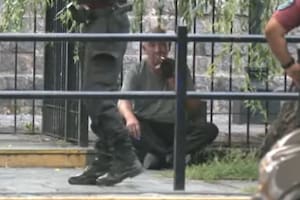 Un taxista borracho chocó solo y derribó un poste de luz en San Telmo