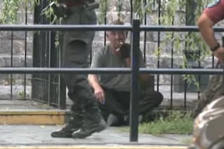 Un taxista borracho chocó solo y derribó un poste de luz en San Telmo