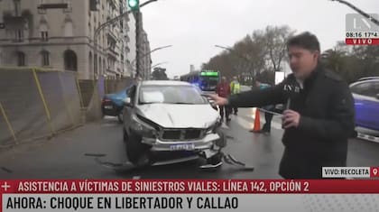 Perdió el control del auto, chocó contra otro en plena Avenida Del Libertador y quedó incrustado en una obra en construcción