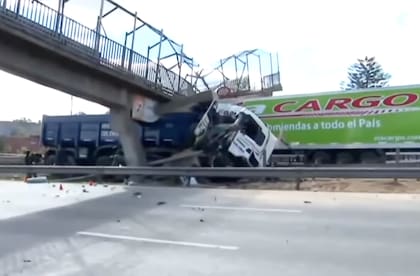 Perdió el control del camión en la Panamericana, chocó contra un puente y lo derribó.