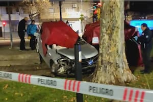 Perdió el control del auto, dio varios tumbos y chocó contra un árbol: murió en el lugar
