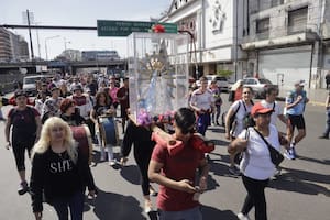 Miles de personas peregrinan a Luján: 60 km, 6500 voluntarios y 40 puestos de apoyo