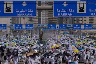 Peregrinos musulmanes realizan rituales del haj bajo intenso calor al inicio del Eid al-Adha