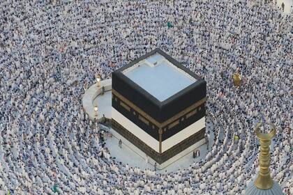 Peregrinos musulmanes rodean la Kaaba, un edificio cúbico en la Gran Mezquita, durante el peregrinaje anual del hach en La Meca, Arabia Saudí, el martes 11 de junio de 2024. (AP Foto/Rafiq Maqbool)