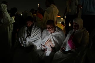 Peregrinos musulmanes se reúnen en Arafat para rezar mientras el hajj llega a su apogeo