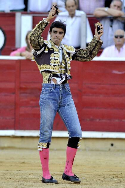 Perera debió terminar su corrida en jeans azules