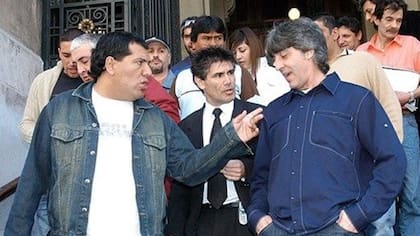 Pereyra charla con Di Zeo y uno de los abogados, durante el juicio por la agresión a los barras de Chacarita, donde terminaron casi cuatro años presos