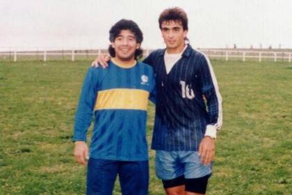 Guillermo con Diego Maradona, en el campo de Mar del Plata que tenían los Pérez Roldán.