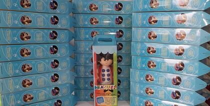 Pérez arma artesanalmente los muñecos y los envía a todas partes del mundo