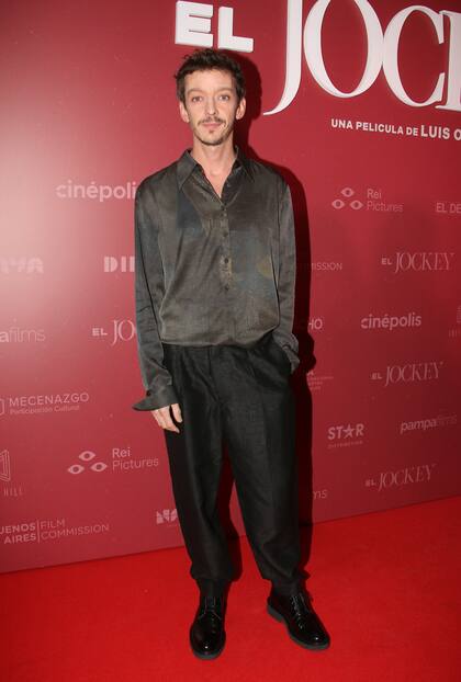 Pérez Biscayart interpreta a Remo Manfredini en el film seleccionado por la Academia para representar al país en el Oscar: una leyenda del turf con una conducta excéntrica y autodestructiva