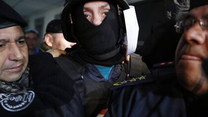 Pérez Corradi, ayer, al ser llevado a declarar en los tribunales de Asunción