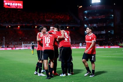 Pérez Curci y Lomónaco abrazan a Gabriel Ávalos, autor del gol de Independiente; se suma Santiago Montiel