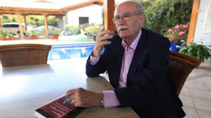 Pérez de Antón, de 79 años, se dedica a la escritura desde que abandonó Pollo Campero en 1984.