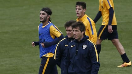 Pérez en la cancha, bajo la mirada de Guillermo y Gustavo Barros Schelotto