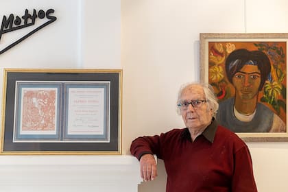 Pérez Esquivel con una copia del diploma del Premio Nobel y un retrato de su hijo Ernesto