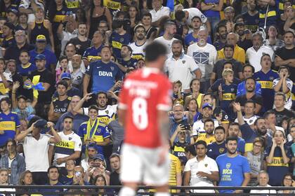 Pérez, recibido de mala manera por los hinchas de Boca en la Bombonera