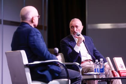 Pérez-Reverte mantuvo una conversación con Jorge Fernández Díaz ante cientos de personas en la sala José Hernández
