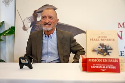 Pérez-Reverte presentará "Misión en París" (Alfaguara; $43.999) el sábado 2 de mayo, a las 16, en la Feria del Libro