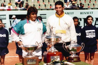 Pérez Roldán con el ecuatoriano Andrés Gómez, tras perder la final del torneo de Barcelona en cinco sets. 