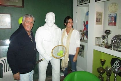 Raúl y Mariana Pérez Roldán, en abril de 2019, en la inauguración del Museo de los Deportes, en Tandil. 
