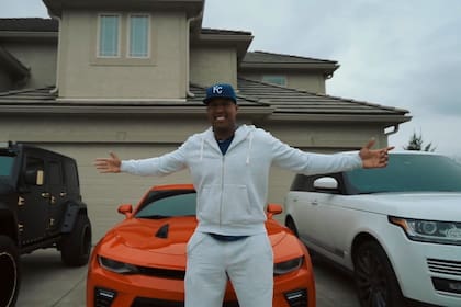 Pérez tiene una colección de autos de lujo, con un Chevrolet Camaro que adquirió tras ser MVP y un Jeep Wrangler personalizado por su amigo Julio en Miami
