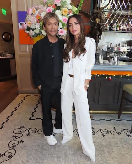 Perfecta anfitriona, Victoria junto al estilista Ken Paves en el evento de Vogue en Miami donde presentó sus nuevas colecciones en moda y cosméticos  