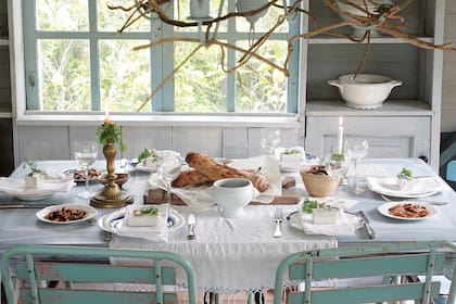 Perfecta para casas con jardín, galerías o comedores amplios. La estética se apoya en lo rústico, lo imperfecto y lo natural