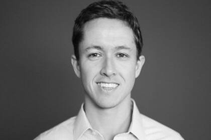 "Perfectamente bien", responde el doctor James Hamblin a la pregunta de cómo se siente cinco años después de haber tomado la decisión de dejar de ducharse