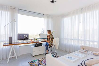 Perfecto para recibir invitados, el sillón-cama de 130cm de profundidad se combinó con almohadones que ya tenían