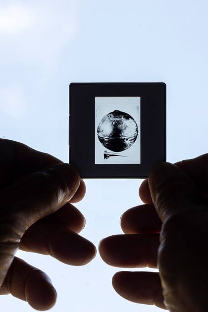 Perfil del experot en ovnis, Ballester Olmos. Una diapositiva guardada por Ballester Olmos que muestra una esfera de titanio que cayó en España en 1965 proveniente de un cohete ruso. Foto: RAÚL BELINCHÓN
/ El País