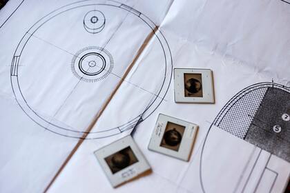 Perfil del experto en ovnis, Ballester Olmos. En la imagen, material procedente de las investigaciones sobre el cohete ruso caído en las provincias de Badajoz y Sevilla en 1965. Foto: RAÚL BELINCHÓN
/ El País