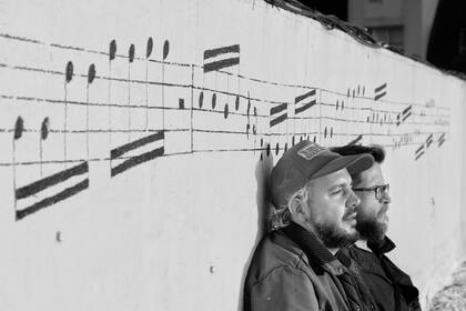 @perfilocortante y @tianfirpo en la realización del mural en la azotea de Charly García