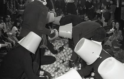 Performance "3000 naranjas", de Marta Minujín, en el CAyC