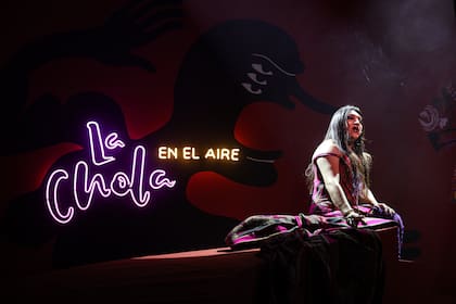 Performance de La Chola Poblete en Barro