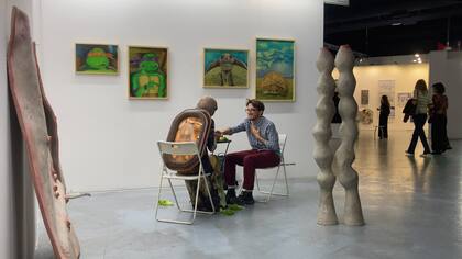 Performance realizada por Daiana Ros en la galería Komuna: la preferida de Eduardo Basualdo