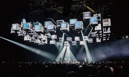 Lyall está asociado con Metallica, entre otras bandas, para la producción visual de sus giras