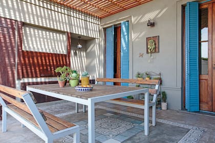 Pérgola (Mokuzai). Piso de cemento alisado y calcáreos (Gatti Mosaicos). Postigos de demolición pintados en color celeste eléctrico.