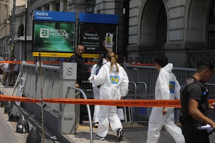 Pericias luego de que una policía fuera apuñalada y baleada en Retiro