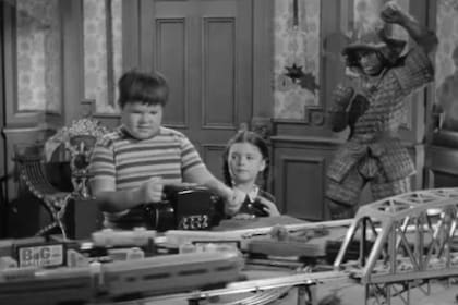 Pericles (ken Weatherwax) y Merlina (Lisa Loring) en Los locos Addams; la relación de amistad entre ambos actores continuaría mucho después de la serie