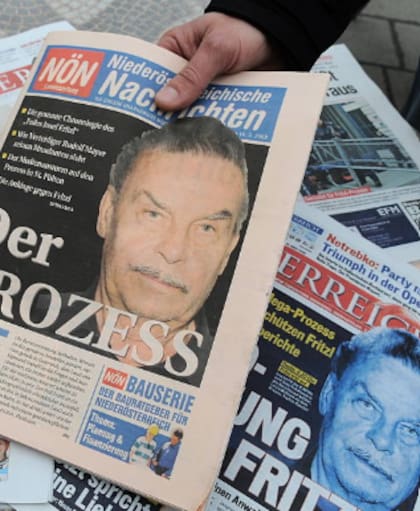 Periódicos austríacos en 2009, cuando lo declararon culpable (Getty Images)