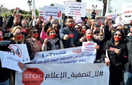 Periodistas durante una protesta contra lo que describen como el peligro que amenaza a los medios de comunicación y al regreso de la dictadura, el jueves 16 de febrero de 2023, en Túnez. (AP Foto/Hassene Dridi)