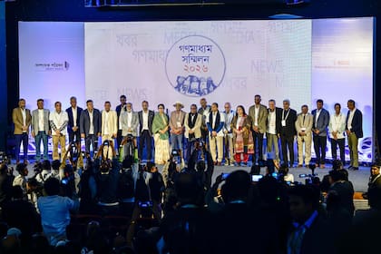 Periodistas, editores y propietarios de medios de comunicación se reúnen en una conferencia para exigir protección tras los recientes ataques a dos importantes periódicos en Daca, Bangladesh