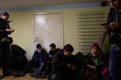 Periodistas en el sótano de un hotel de Kramatorsk, sureste de Ucrania, el 24 de febrero último